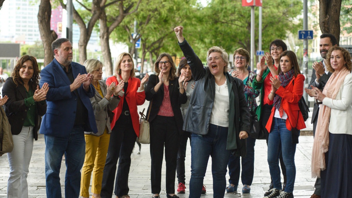 La dirigent d’ERC Marta Molina, amb el puny alçat i aplaudida per la plana major del partit. - EUROPA PRESS