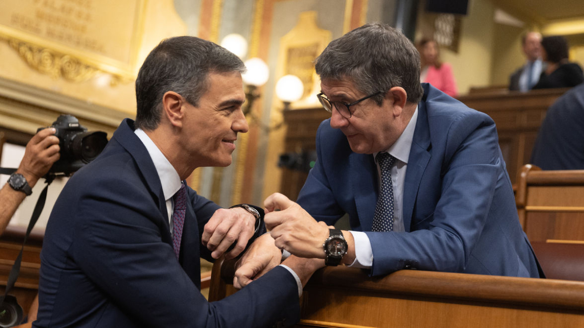 Pedro Sánchez saluda el portaveu del PSOE, Patxi López, ahir a l’arribar al Congrés. - EUROPA PRESS