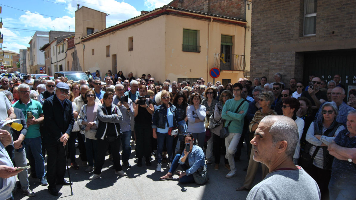 Unes dos-centes persones es van manifestar davant l’oficina bancària a les Borges. - E. FARNELL
