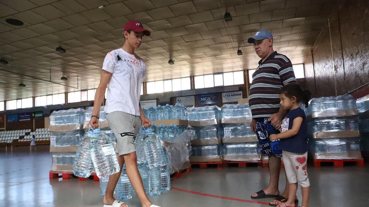 Reparto de agua envasada durante el verano de 2022. - MAGDALENA ALTISENT