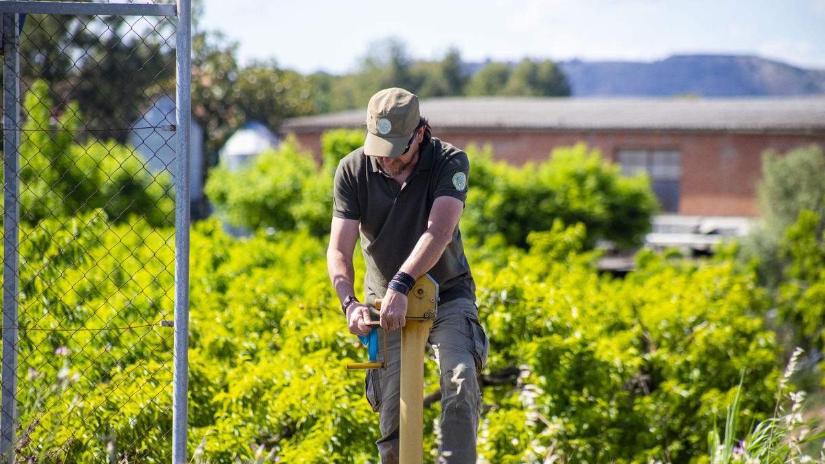 Uno de los vigilantes del canal en una pala cerrada momentos antes con un candado. - H.C.