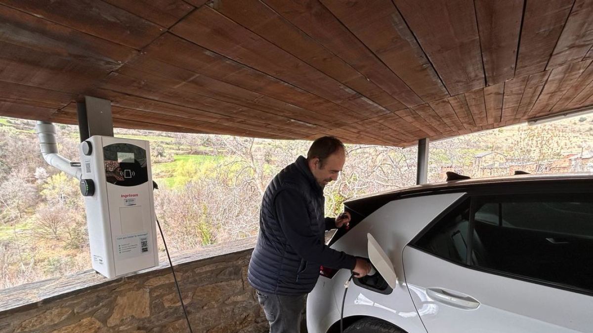 Els carregadors que una comunitat energètica va desplegar a Estamariu per atreure nous visitants. - FUNDACIÓ PLANES CORTS