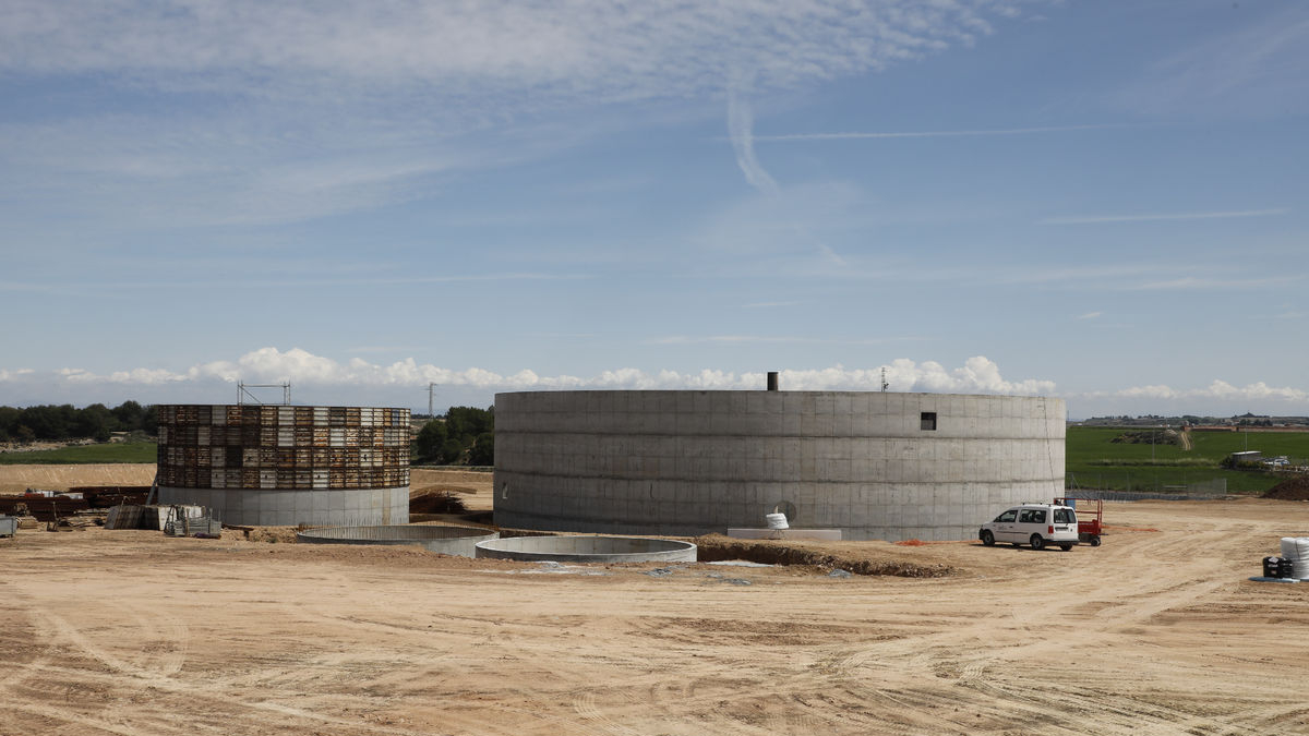 La planta de biogàs en obres al polígon per a bioeconomia que impulsen ramaders d’Alcarràs. - AMADO FORROLLA