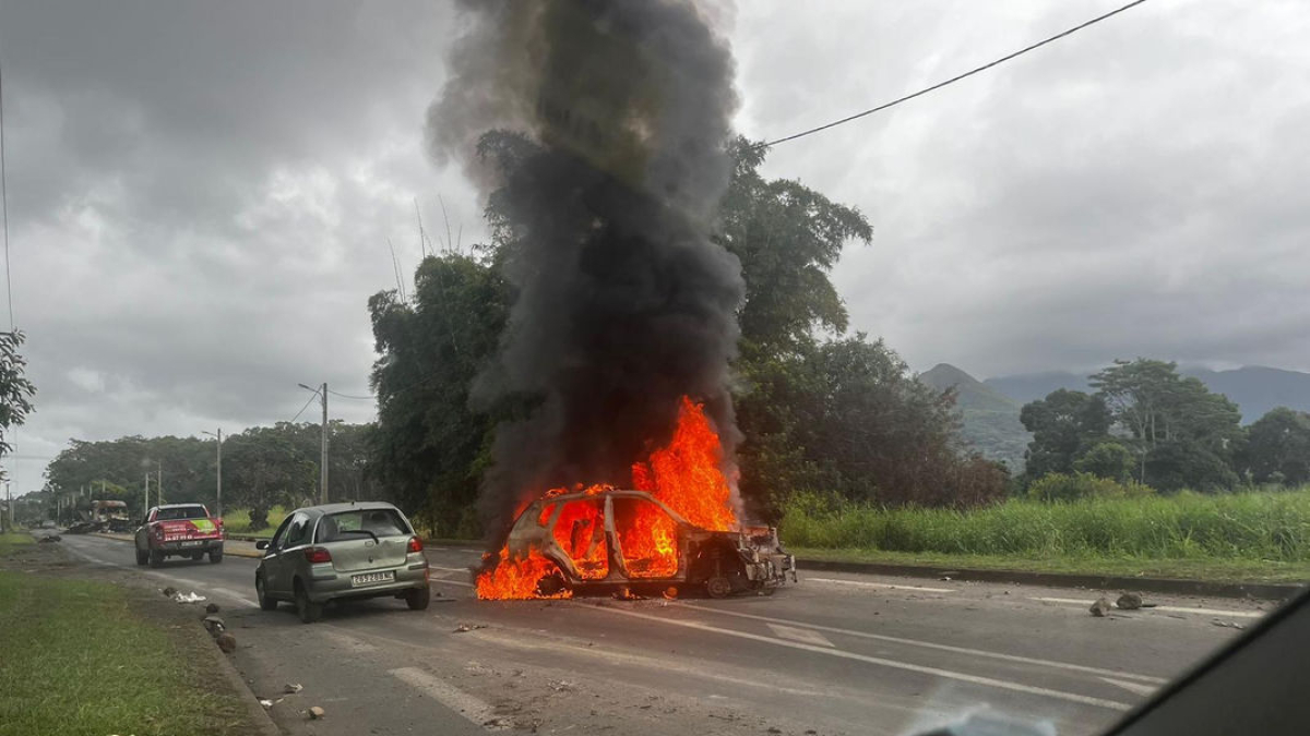 Algunes de les escenes de violència que Siegrist es va trobar en el trajecte de Mont-Dore a Numea. - CRISTINA SIEGRIST