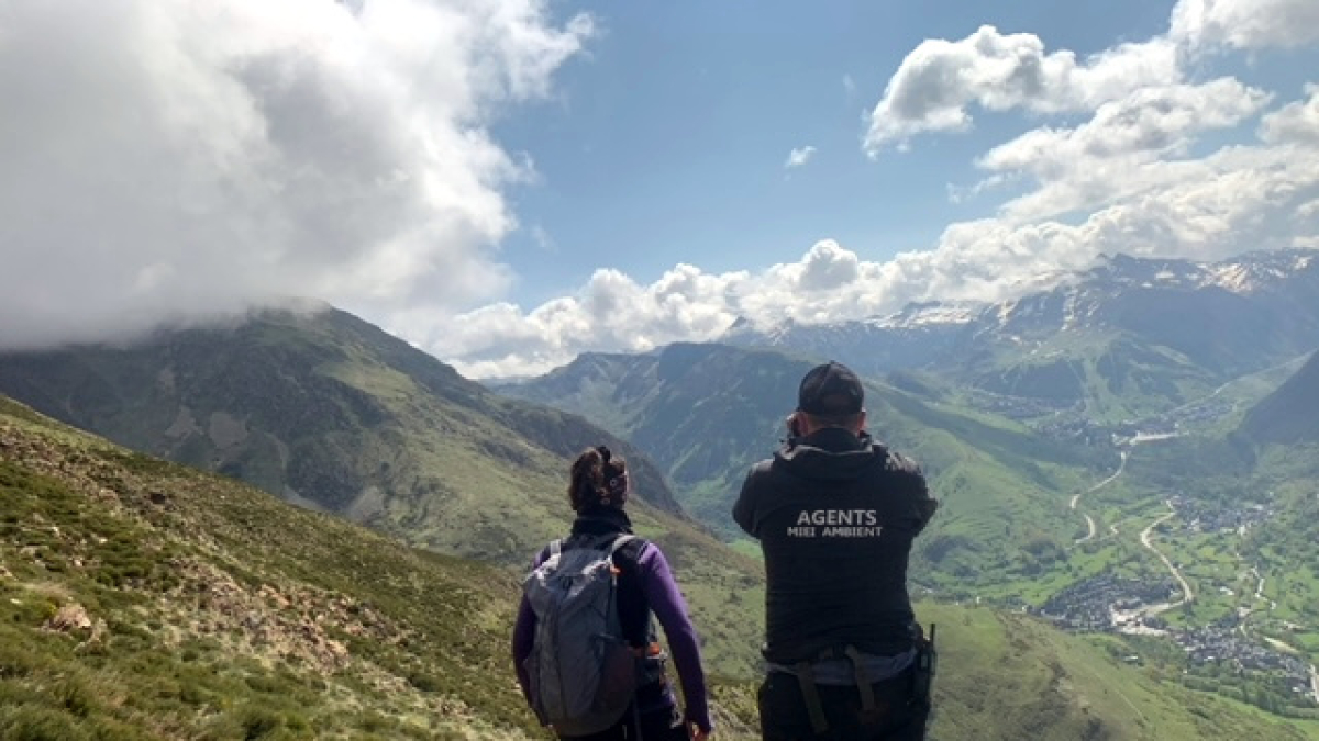 Agentes de Medio Ambiente del Conselh Generau de Arán vigilando la zona de Naut Aran