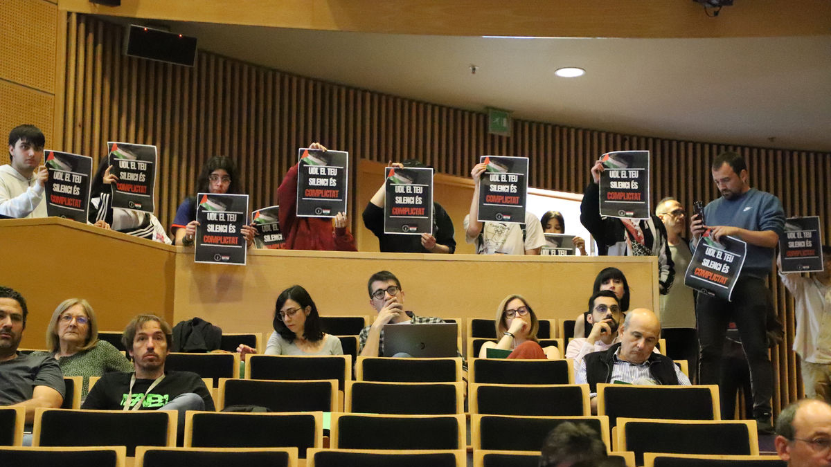 Diversos estudiants havien acudit amb cartells, però el claustre no va arribar a celebrar-se. - MAGDALENA ALTISENT