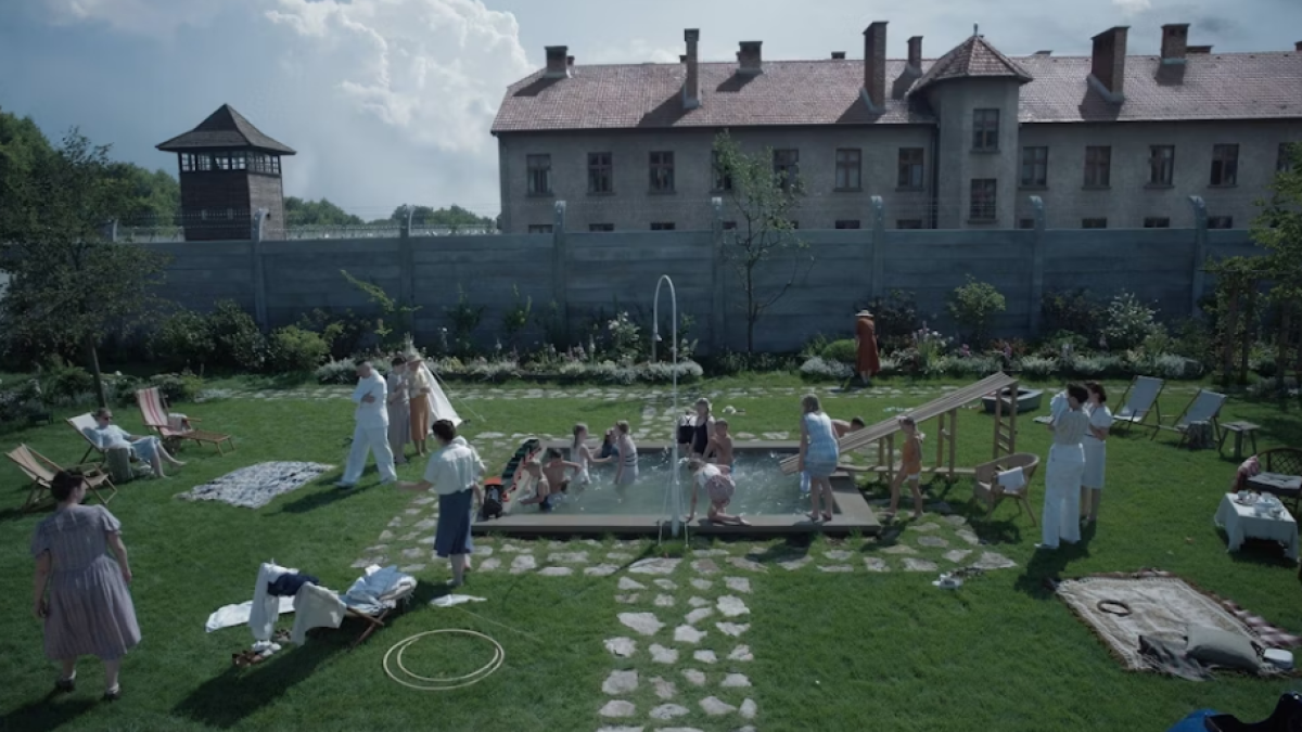 Al fons, Auschwitz, separat per un mur de la llar dels Höss. - FILMIN