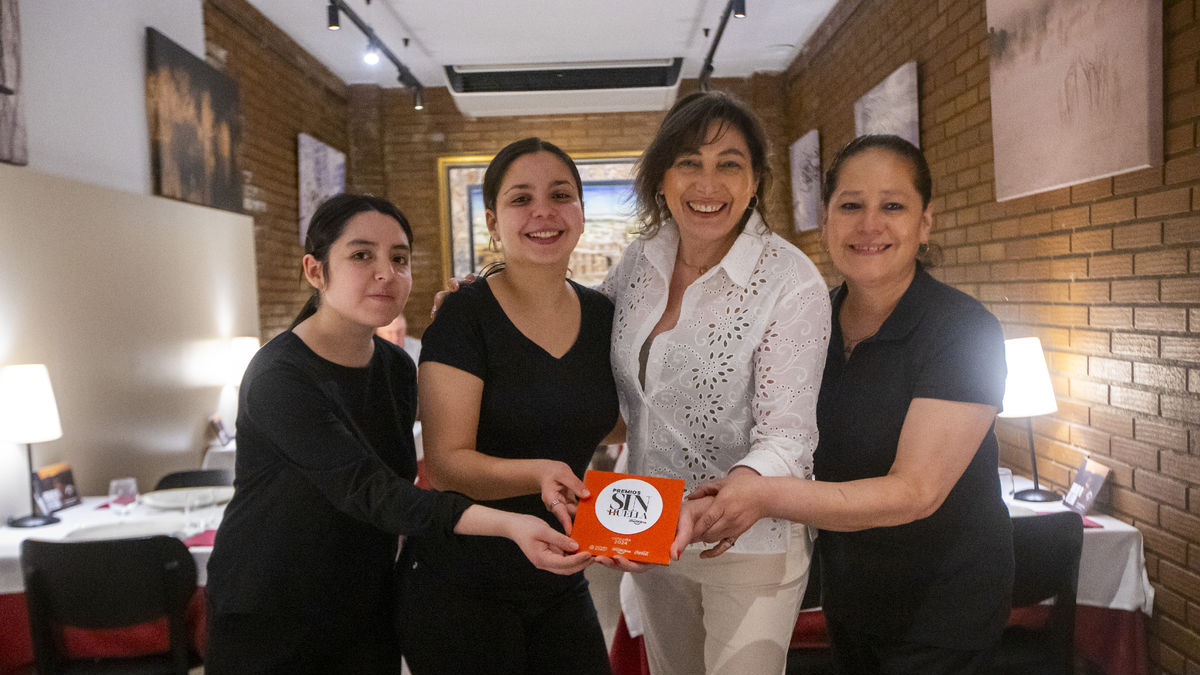 Montse Guardiola, al centre, va posar ahir amb el premi amb treballadores d’El Celler del Roser. - GERARD HOYAS
