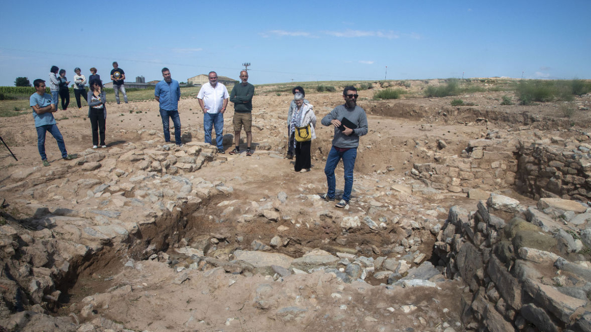 Visita a les restes que han sortit a la llum amb les excavacions fetes el mes d’abril passat. - LAIA PEDRÓS