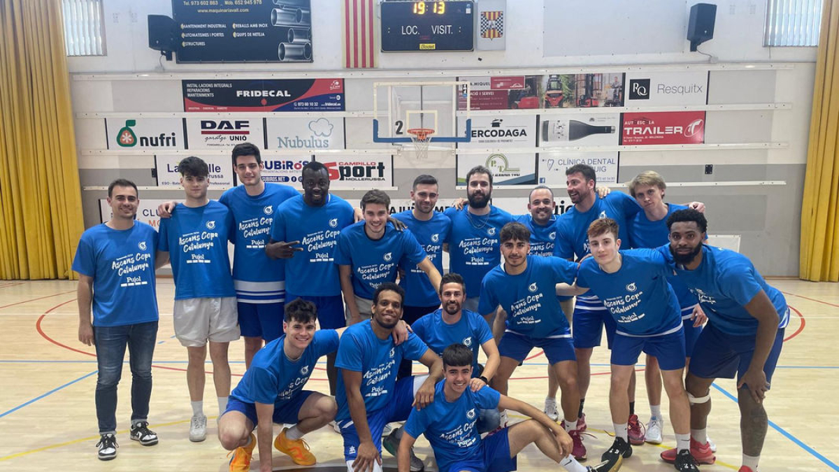 Els jugadors del Pujol CB Mollerussa, en les celebracions per l’ascens de categoria.