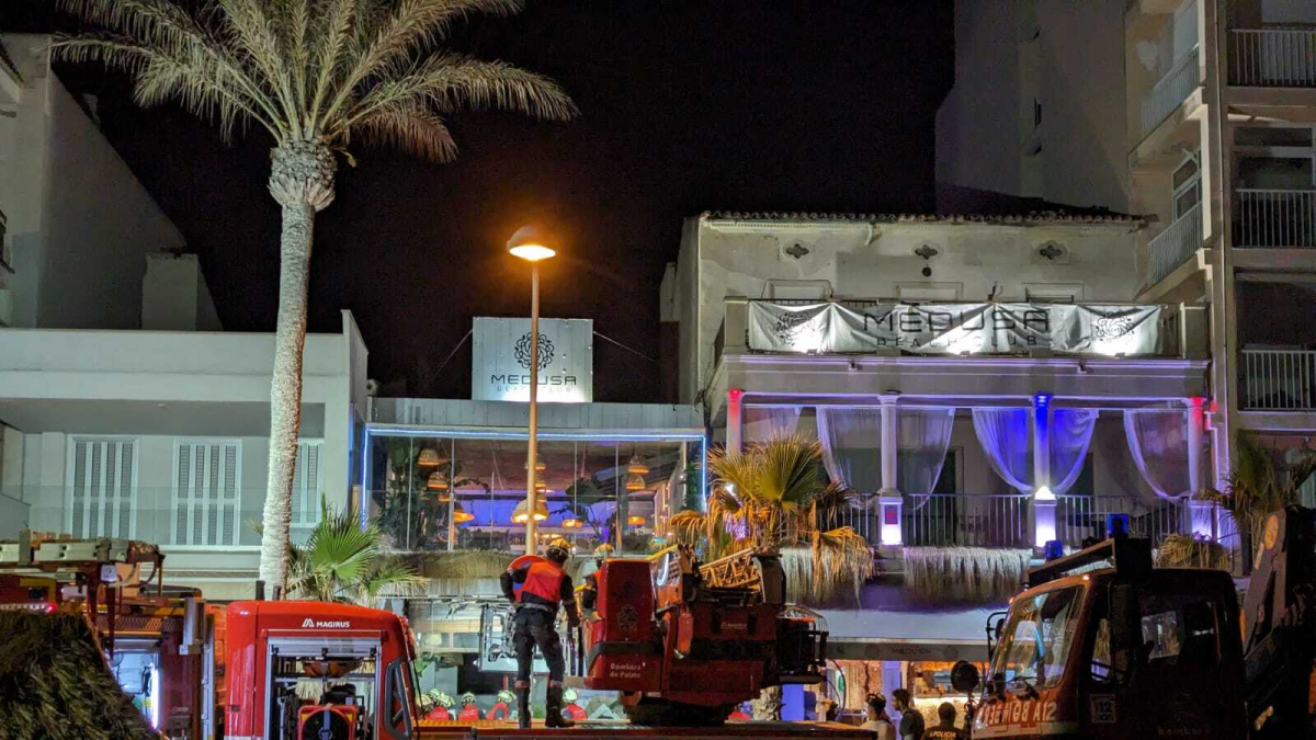 Diversos serveis d’emergència evacuen als ferits a la platja de Palma.