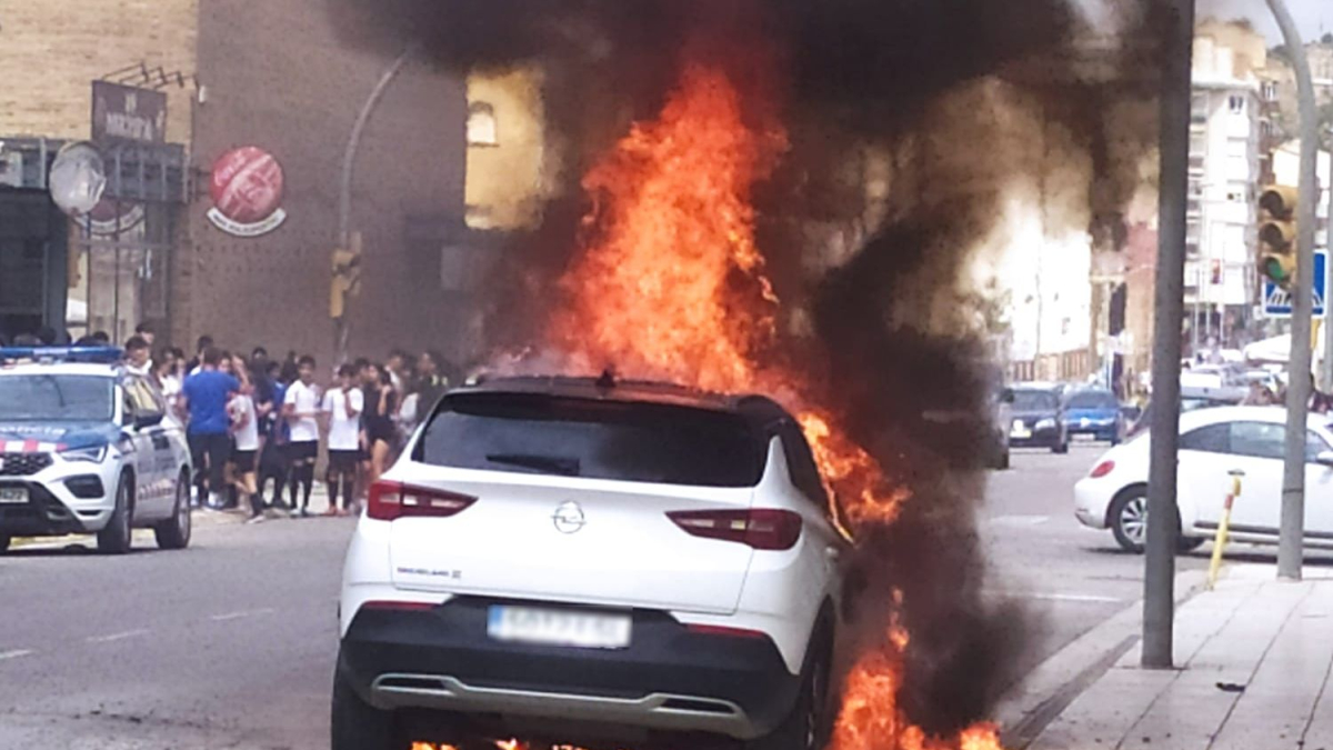 El cotxe, en flames, al carrer Urgell de Balaguer.