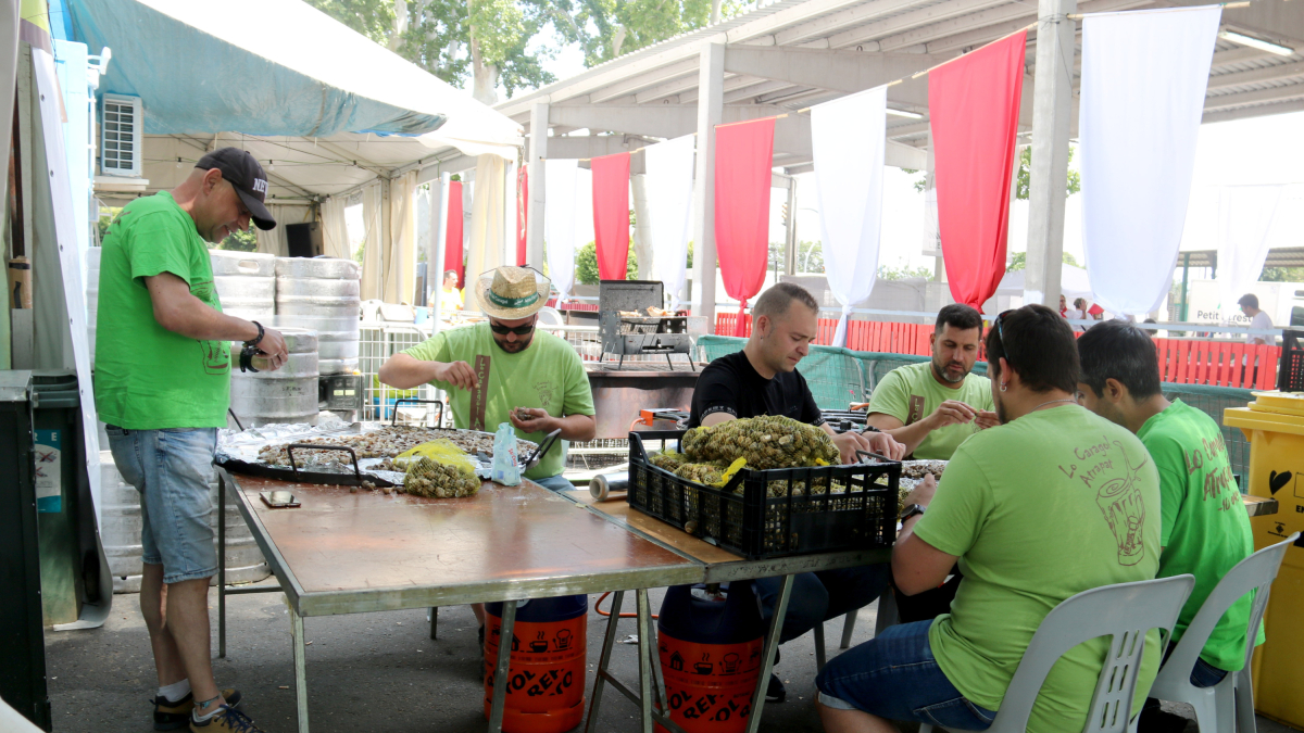 La colla 'Lo Caragol Atrapat' preparant caragols per dinar