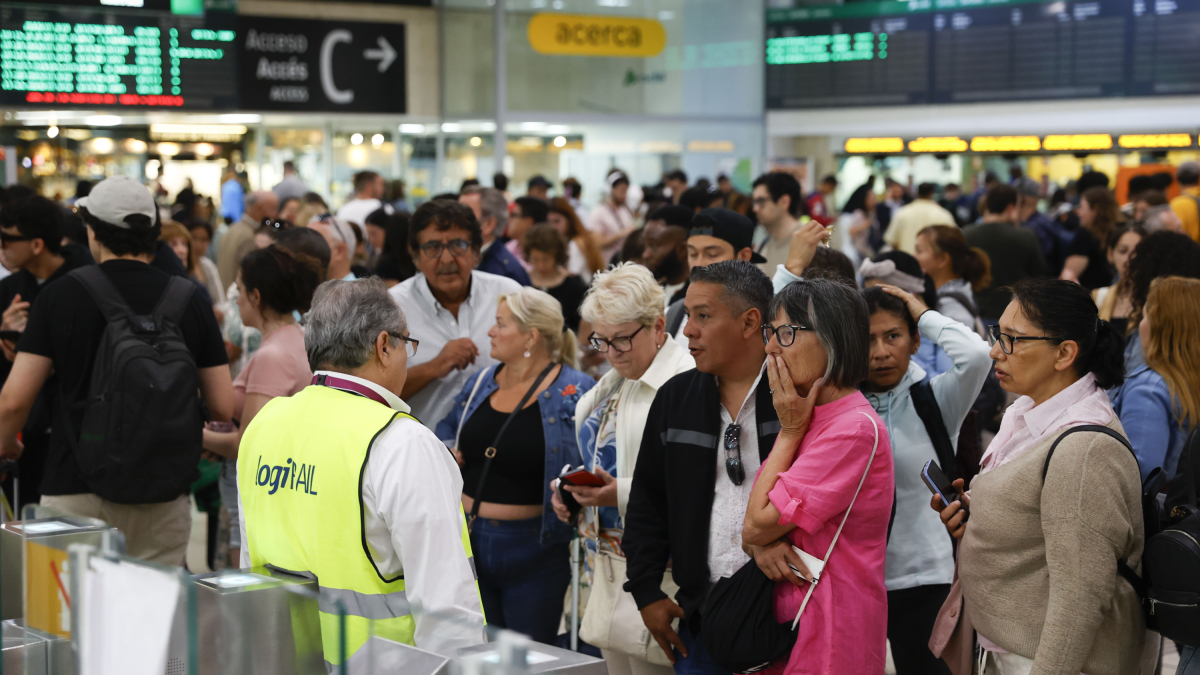 Imatge de l’estació Barcelona de Sans el passat dia 12 quan el robatori de coure a la xarxa ferroviària va provocar talls en la circulació dels trens de totes les línies de Rodalies a Catalunya, on se celebraven eleccions