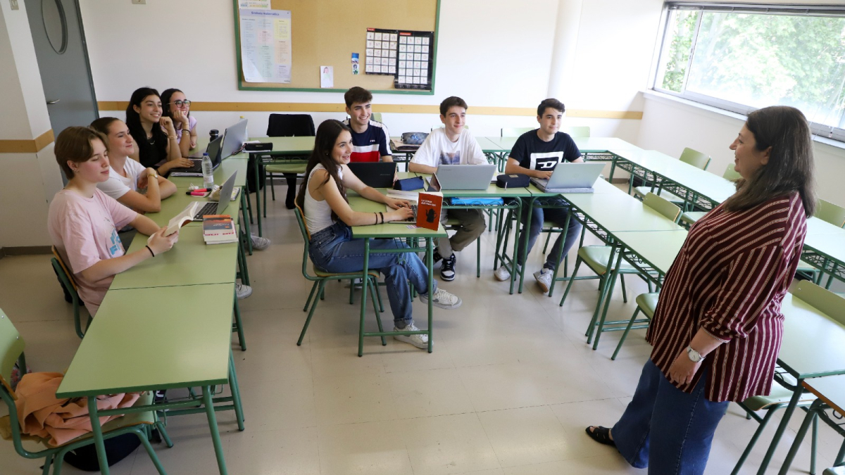 Alumnes de Batxillerat de l’institut Josep Lladonosa de Pardinyes, ahir a classe de literatura catalana.
