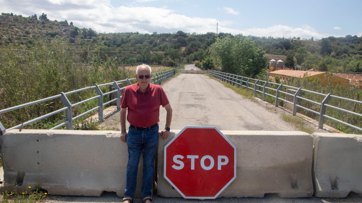 Josep Balsells mostra les peces de formigó que tallen el pas pel pont de l’antiga L-201.