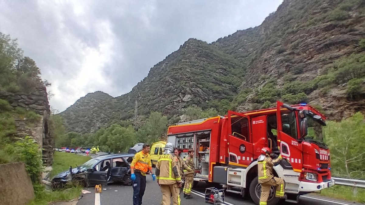 Imatge de l’accident de Rialp, que va obligar a tallar la carretera al trànsit.