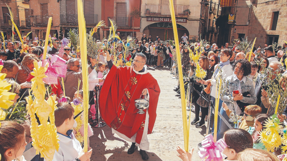 Mossèn Vilaseca, en la benedicció del Diumenge de Rams.