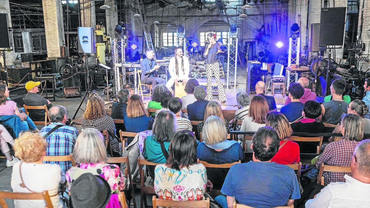 Homenaje a Papasseit con Meritxell Cucurella ayer en el festival Embarrat. - XAVIER SANTESMASSES