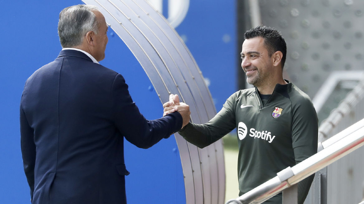 El vicepresident Rafa Yuste, principal valedor de Xavi, va anar a saludar-lo ahir a l’entrenament. - EFE/ ANDREU DALMAU