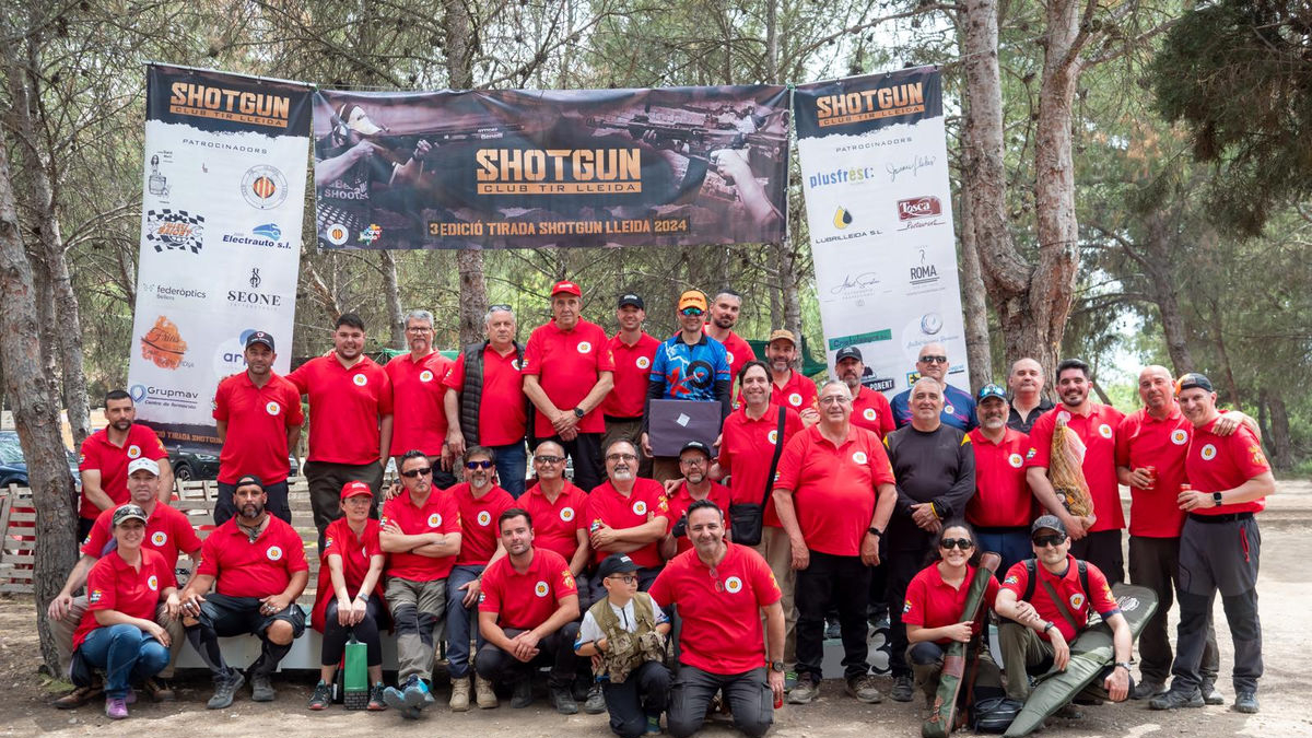 Alguns dels participants en la tirada solidària d’ahir.