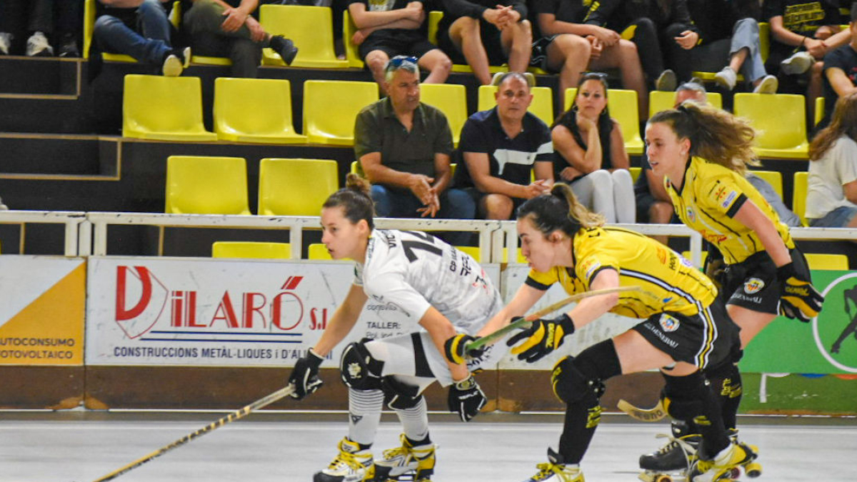 Victòria Porta, que va tenir el dia de cara a porteria, intenta superar dos jugadores del Palau. - CLARA LIÁÑEZ