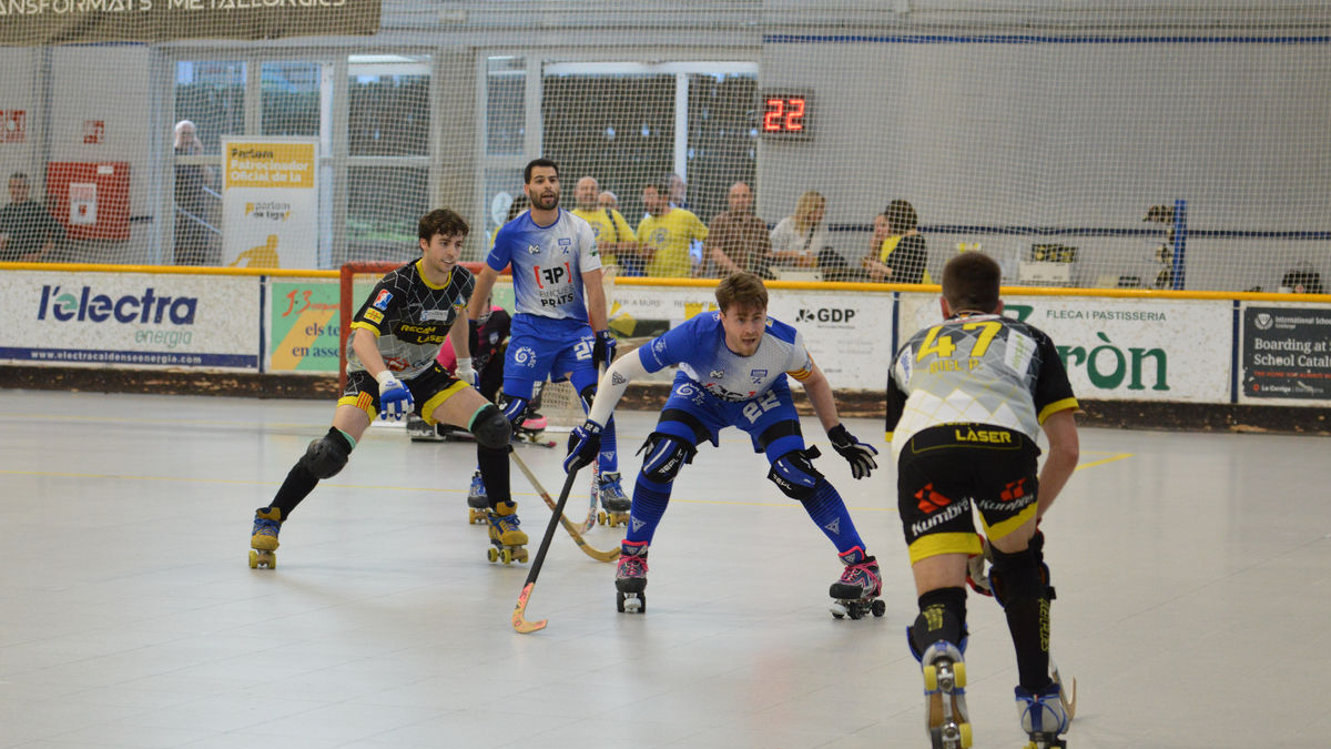 Sergi Duch controla una acció del local Biel Pujadas, en un moment del partit d’ahir. - SEBASTIÀ MONCUSÍ