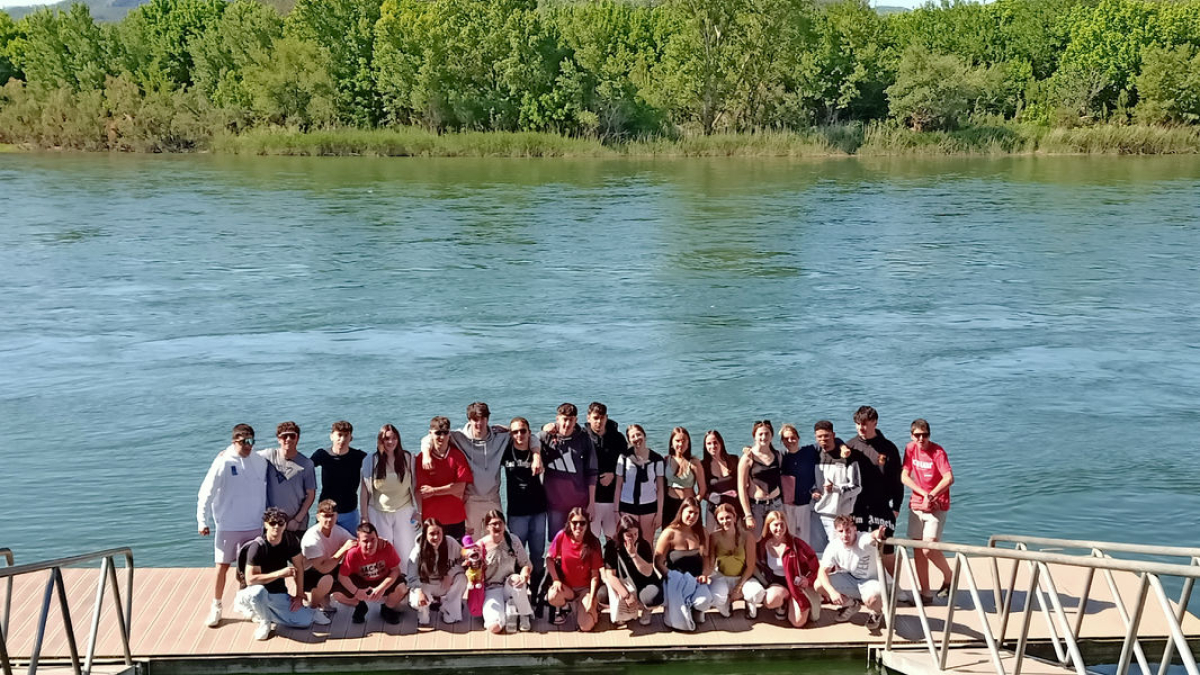 Foto de grup dels estudiants vora el riu Ebre al seu pas per la localitat de Miravet. - INS HUG ROGER III