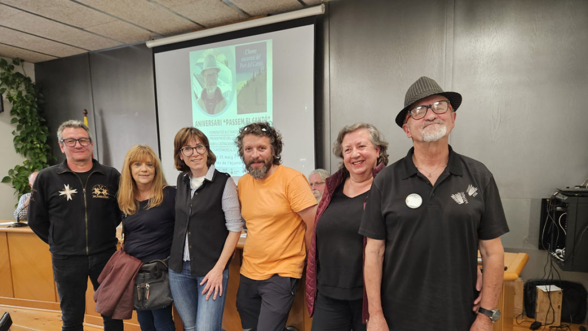 Josep Colom, a la derecha, en el acto de homenaje ayer en Sort. - AJUNTAMENT DE SORT