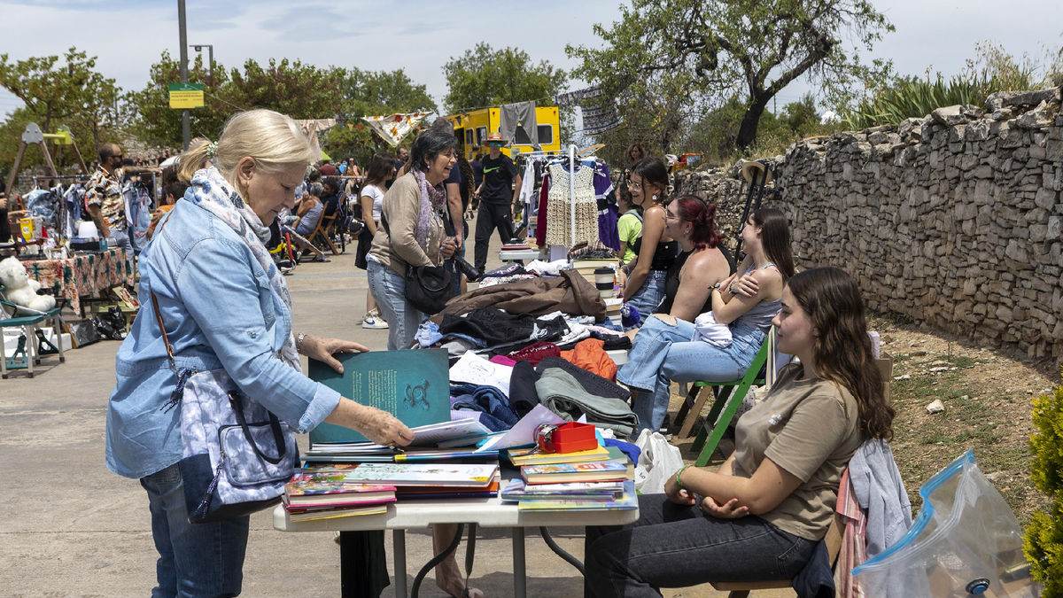El mercado se celebró en el Passeig sant Jordi de la población. - X.S.