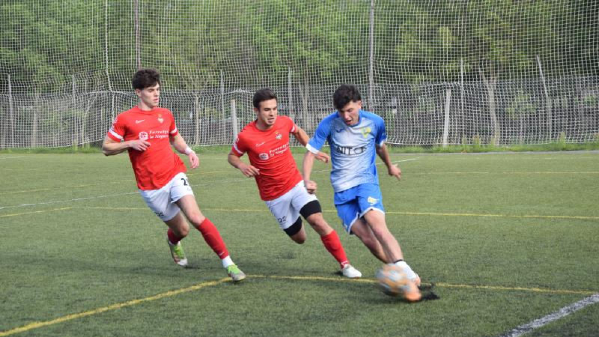 Un jugador de La Seu trata de hacer un desplazamiento perseguido por dos rivales del Balaguer. - C. SANS