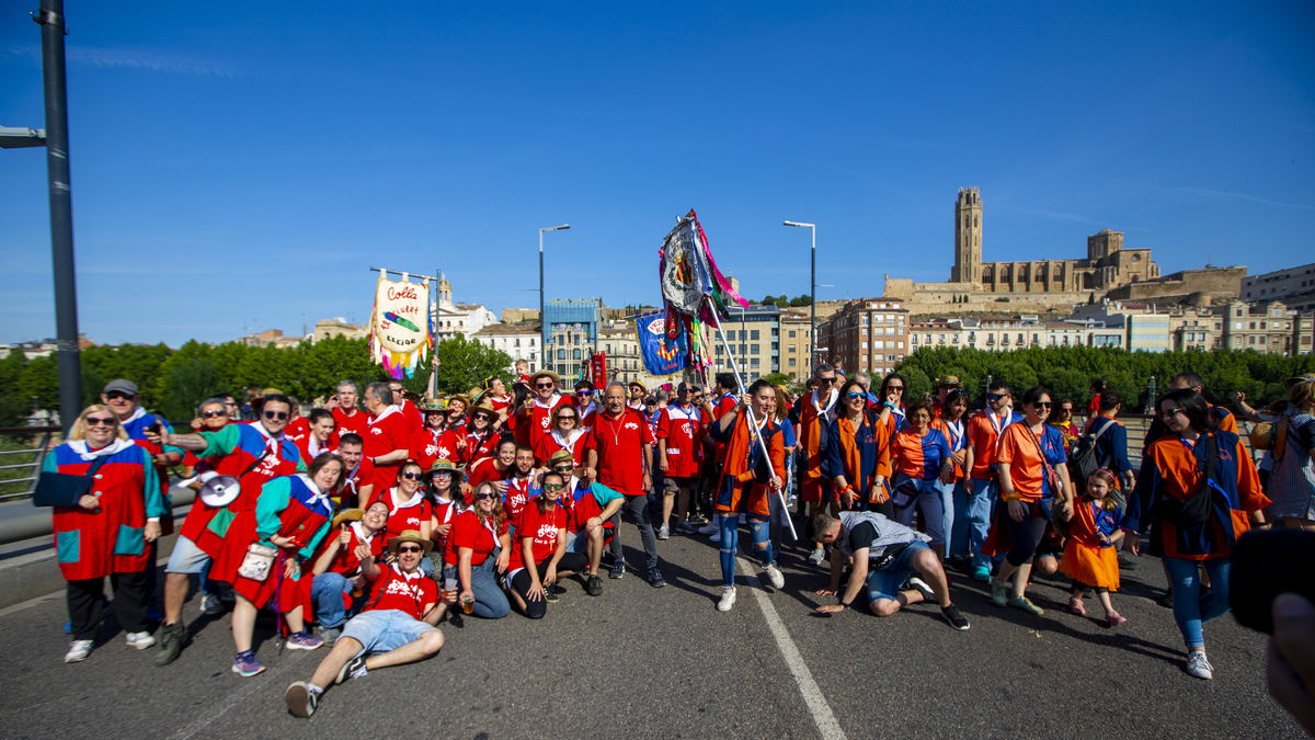 Algunas de las peñas del Aplec del Caragol, posando en el Pont Vell al final del pasacalles, justo antes de volver al recinto de la fiesta en los Camps Elisis. - MAGDALENA ALTISENT
