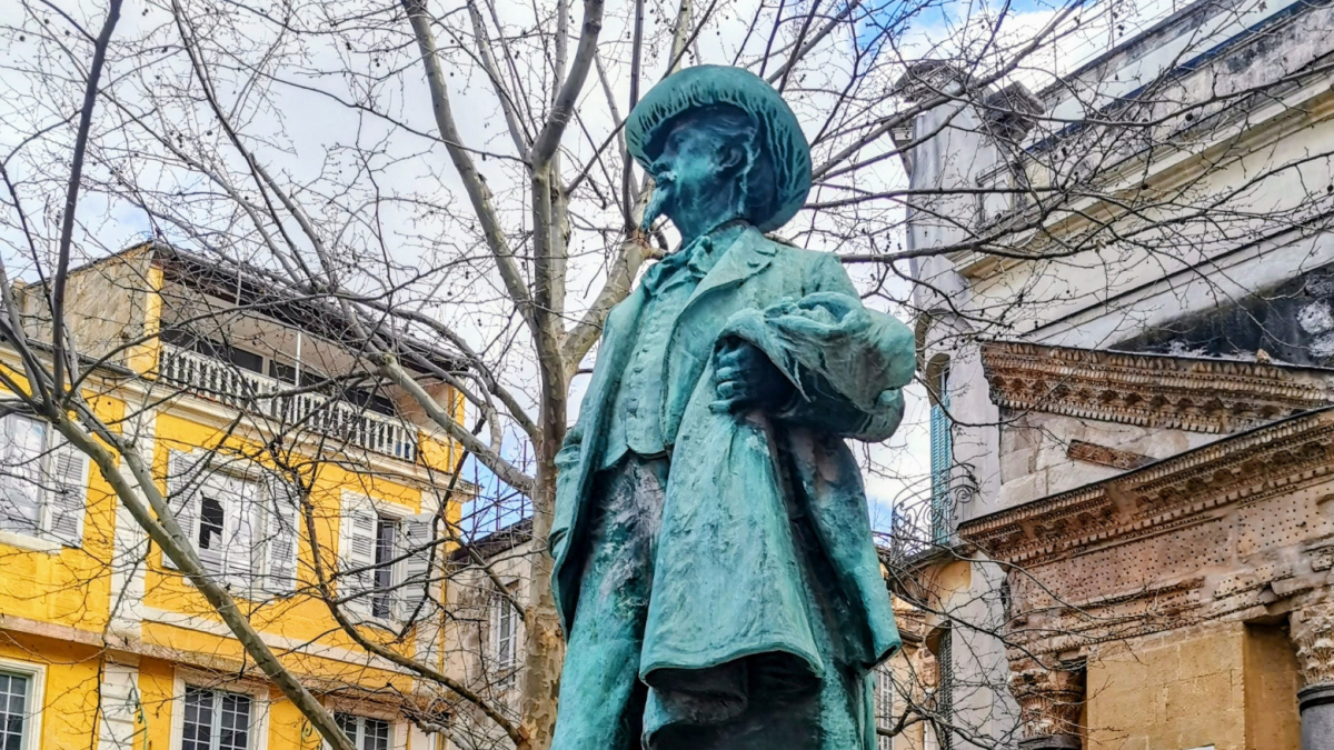 L’estàtua del Nobel Frederic Mistral va ser erigida per subscripció popular el 1909 coincidint amb el cinquantenari de la publicació de ‘Mireio’, un dels seus llibres més coneguts.