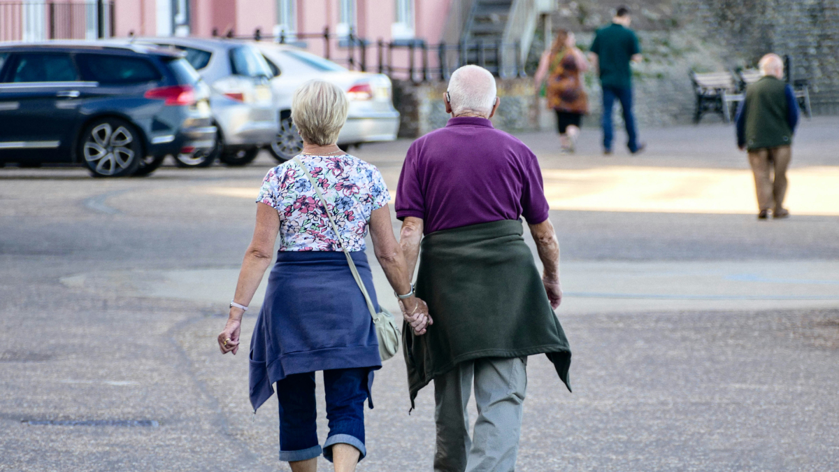 Una pareja mayor paseando.
