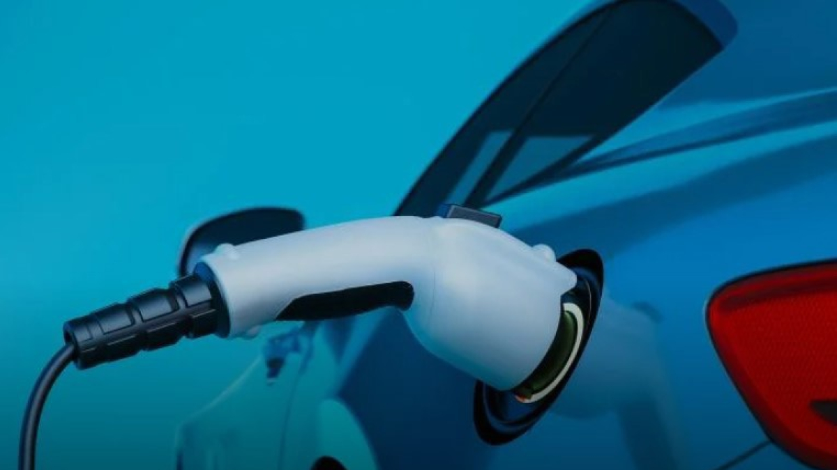 Un coche eléctrico en plena carga.