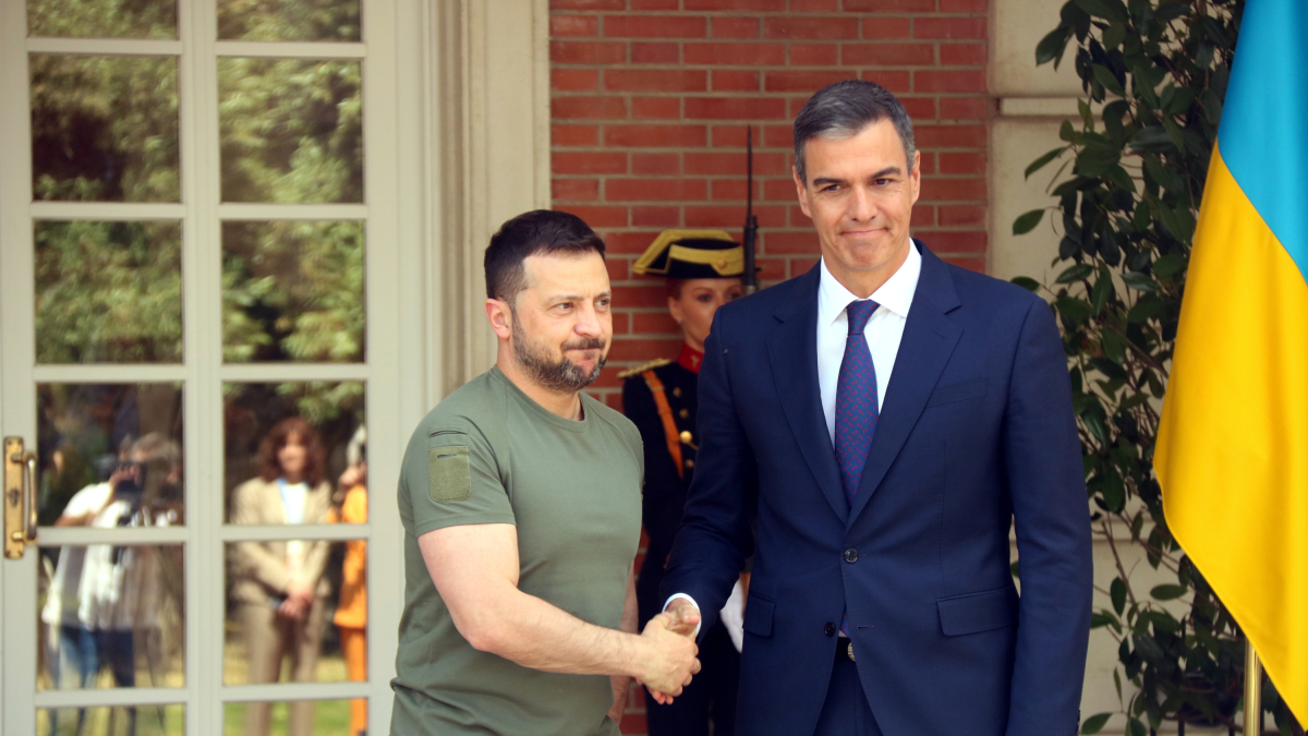 Sánchez i Zelenski encaixen mans a les escales de la Moncloa