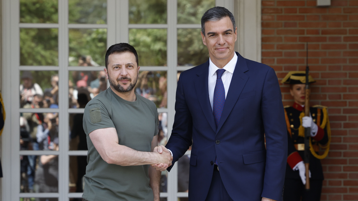 El presidente del Gobierno, Pedro Sánchez, da la bienvenida al presidente de Ucrania, Volodímir Zelenski