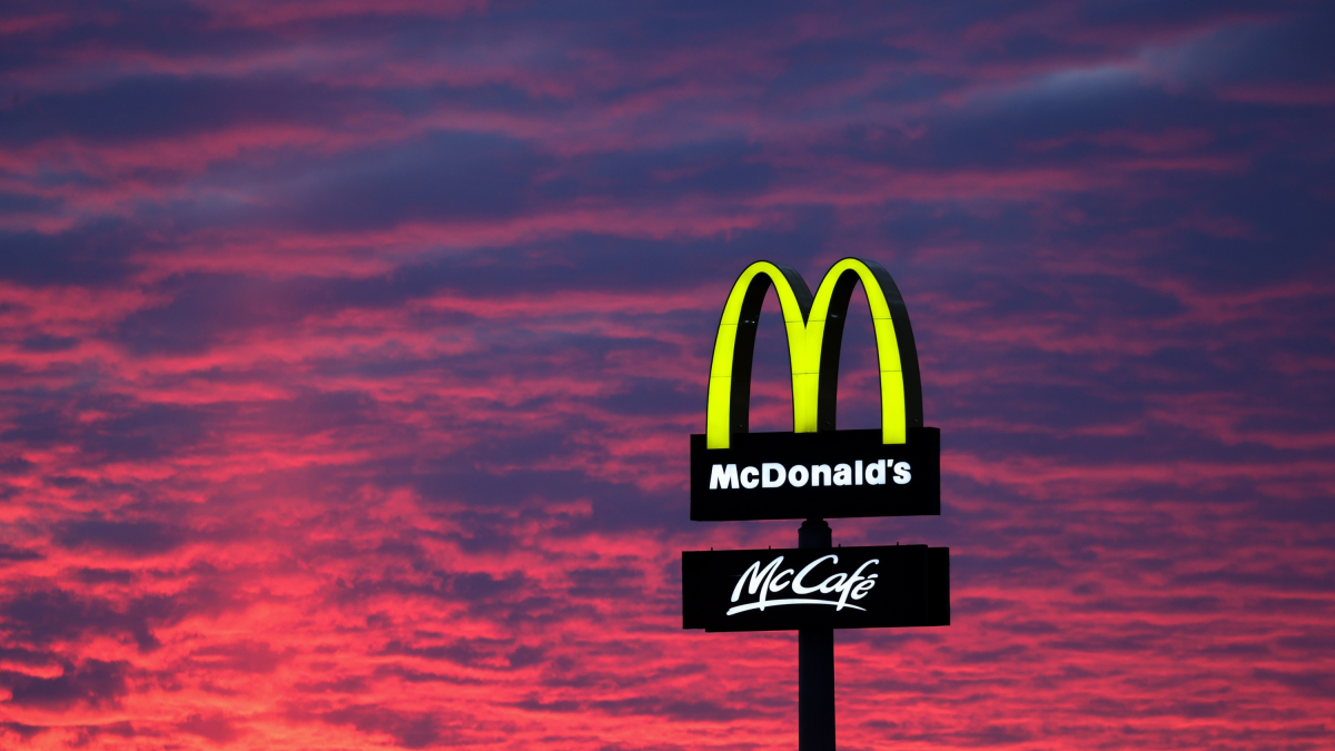 El logotipo de McDonald's en un cartel