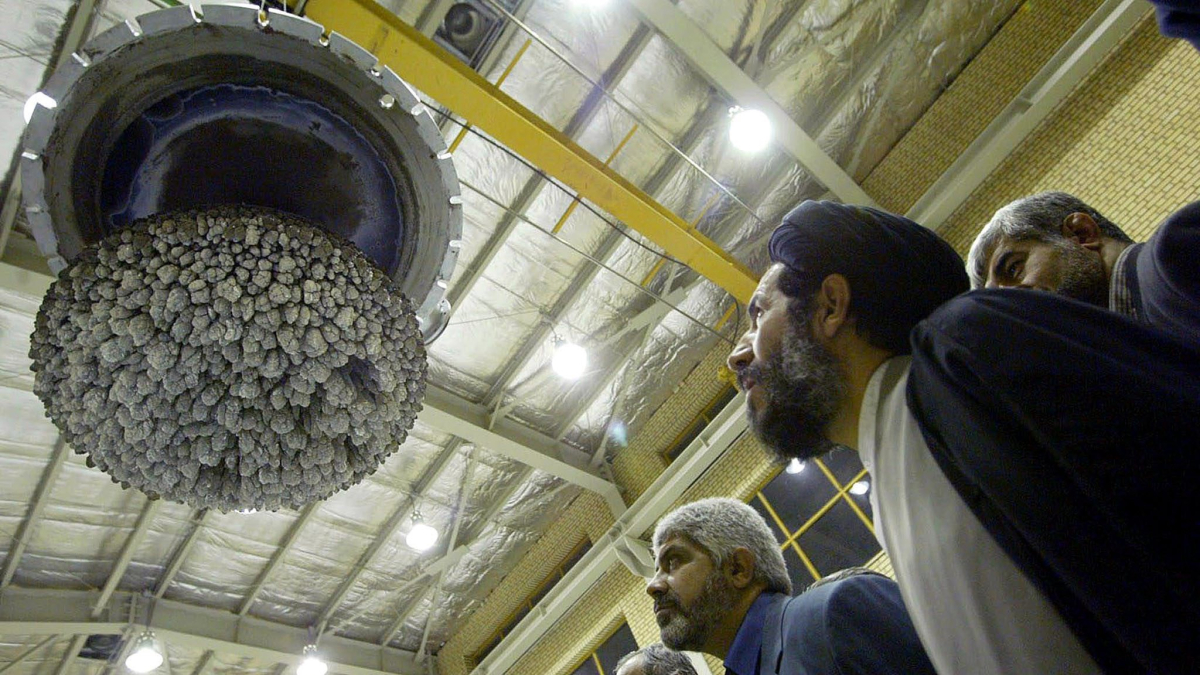 Varios diputados iraníes inspeccionan elementos de la central nuclear de la ciudad de Isfahan (Irán).