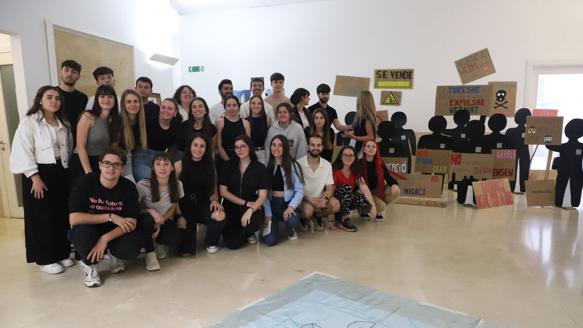 Los alumnos que expusieron ayer sus trabajos en la facultad de Educación. - MAGDALENA  ALTISENT