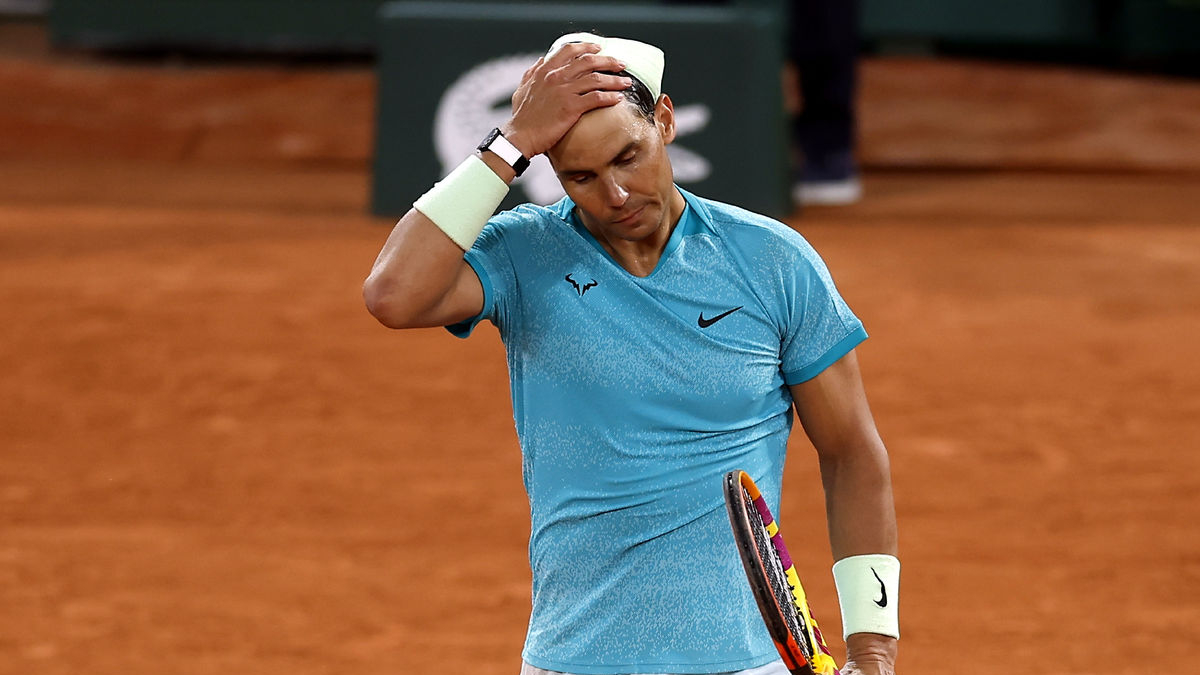 Nadal, en un gesto de lamentación, durante el partido de primera ronda ante Zverev. - EFE/EPA/YOAN VALAT