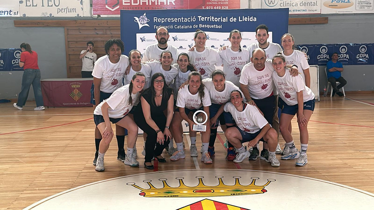 La plantilla del CB Balaguer, diumenge celebrant l’ascens a Copa. - J. B.