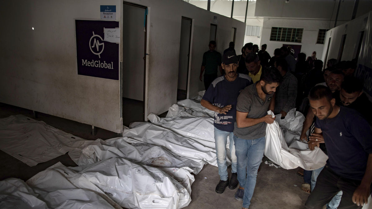 Els palestins carreguen cadàvers després del bombardeig de l’Exèrcit israelià en un campament de desplaçats a Rafah, al sud de la Franja. - EFE/EPA/HAITHAM IMAD