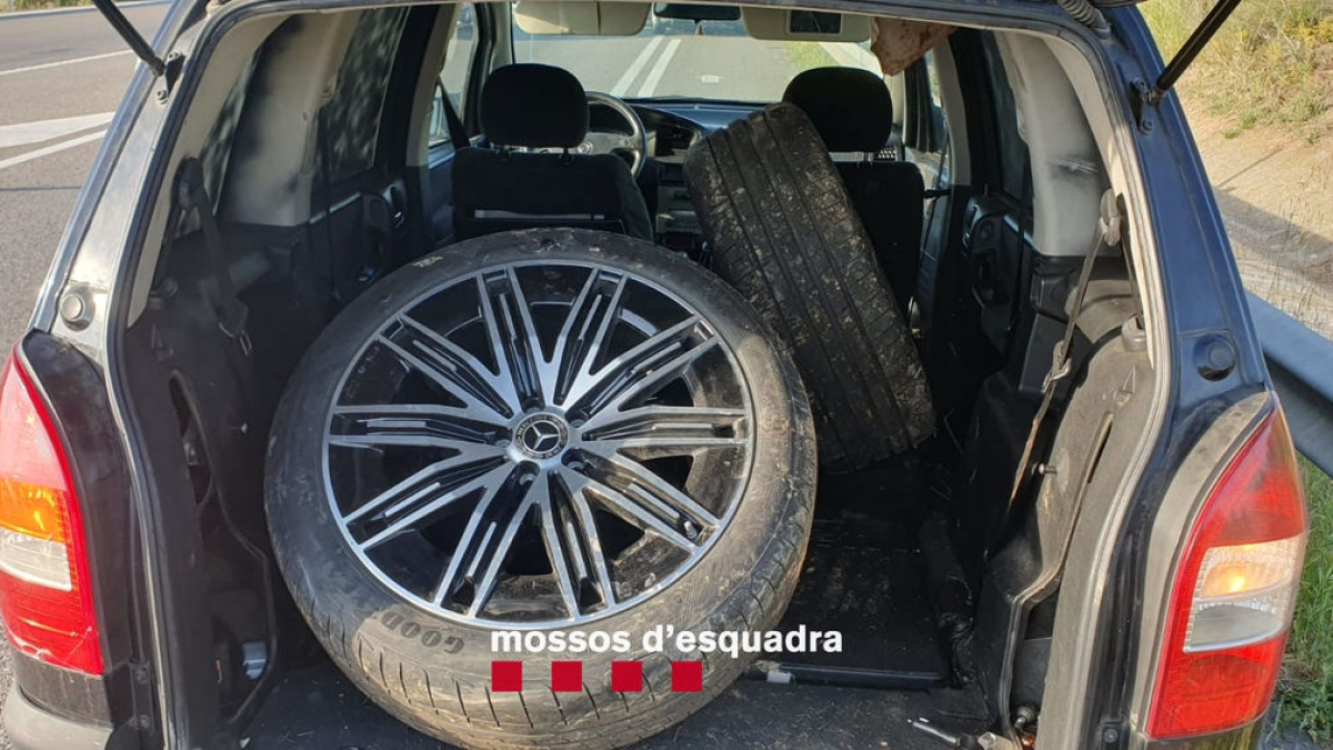 Imagen del coche que conducía el menor y en el que hallaron cuatro de las ruedas sustraídas. - MOSSOS D’ESQUADRA