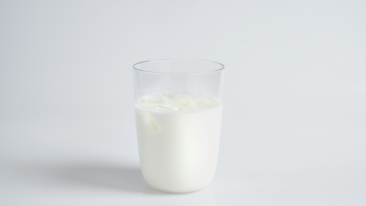 Un vaso de leche entera.