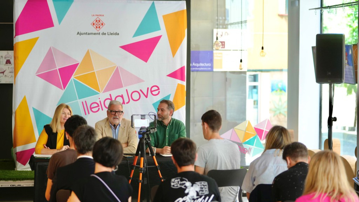 Begoña Iglesias, Fèlix Larrosa i Xavi Blanco, durant la presentació d'aquestes iniciatives per l'emancipació juvenil a la seu de Lleida Jove.