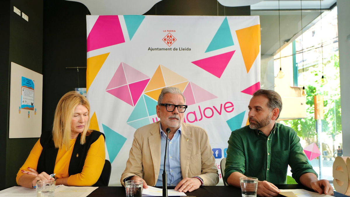 Larrosa y los ediles Begoña Iglesias y Xavi Blanco presentaron ayer las iniciativas. - AJUNTAMENT DE LLEIDA