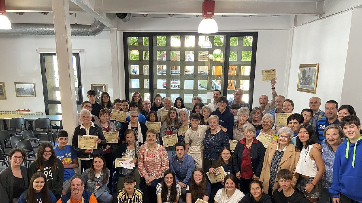 Las parejas se conocieron ayer en un acto que incluyó una entrega de diplomas. - AJ. LA SEU D’URGELL