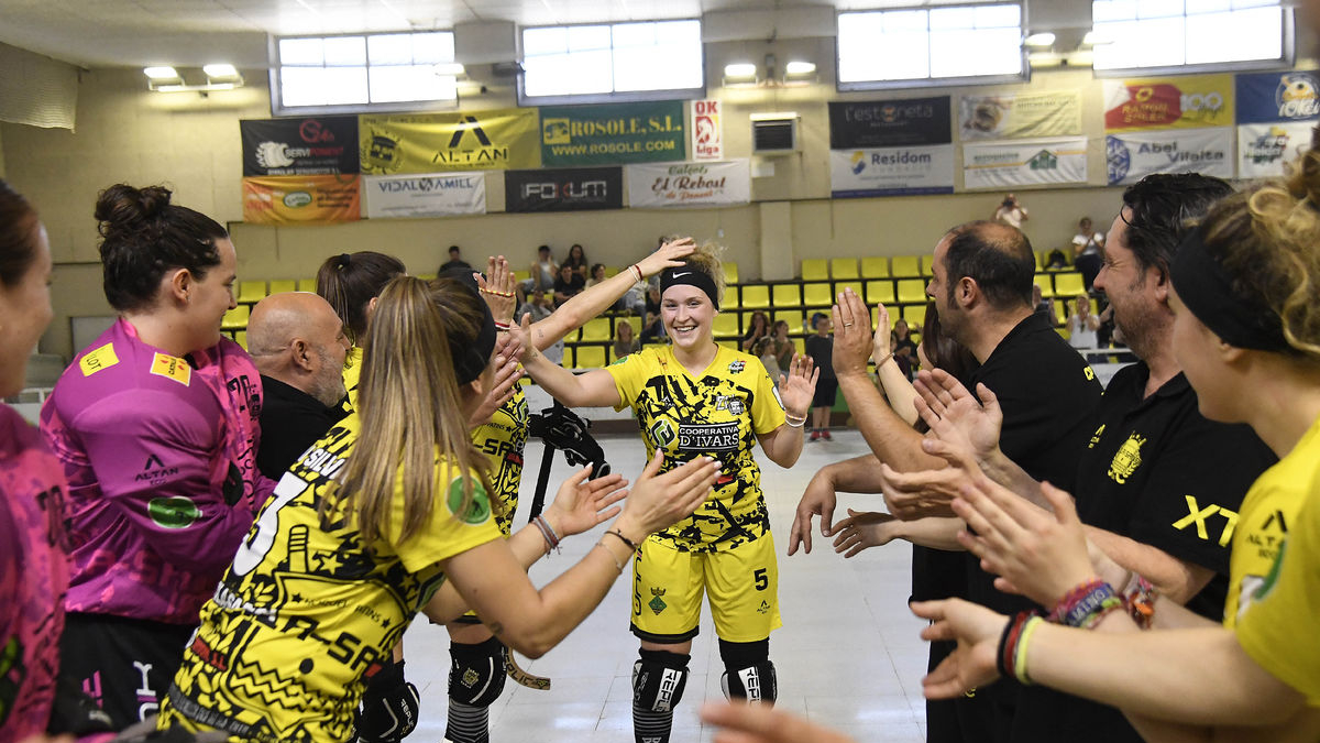 Laura Barcons, la única jugadora que causará baja, homenajeada por sus compañeras. - SANTI IGLESIAS