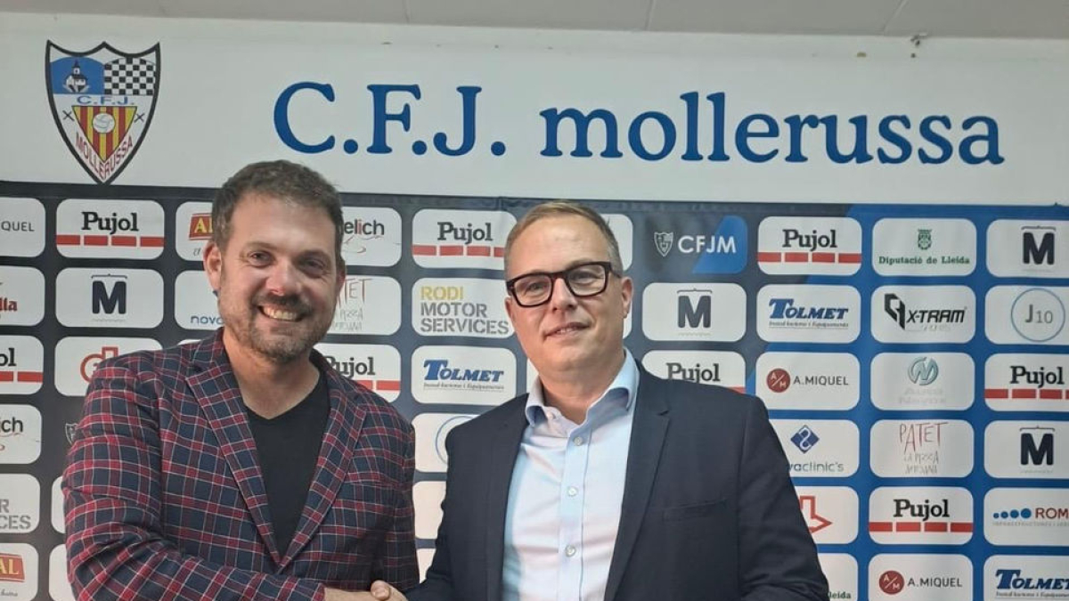 Josep Gené, izquierda, estrecha la mano de su antecesor, Jaume Vallverdú. - CFJ MOLLERUSSA